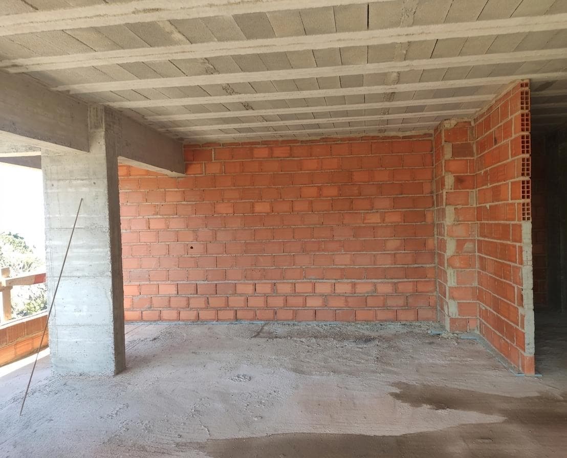 Estrutura em bruto de uma divisão em obra antes da transformação