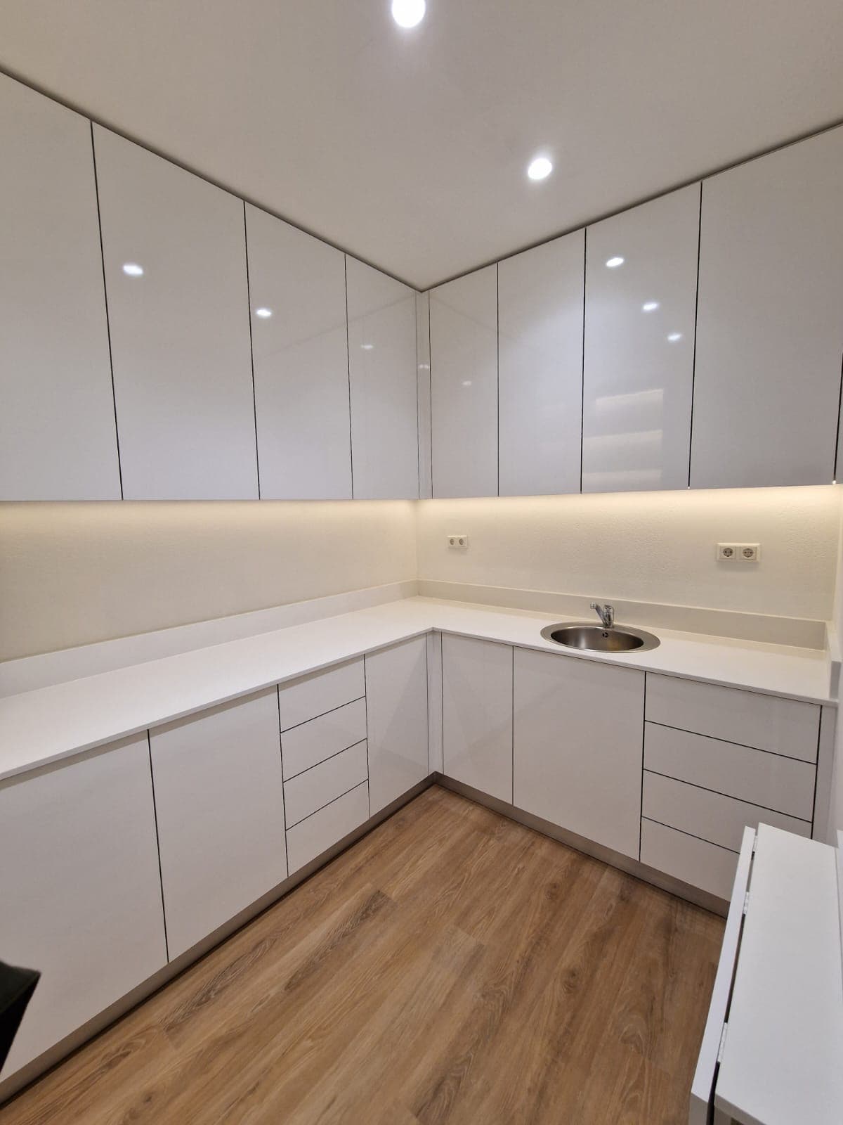 Copa em lacado branco brilhante em L com lava-loiça