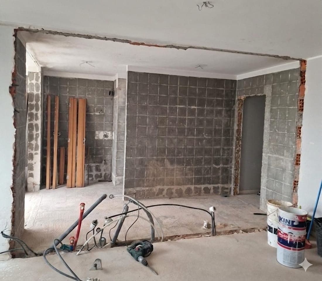 Fase de demolição e preparação de infraestruturas numa obra de cozinha