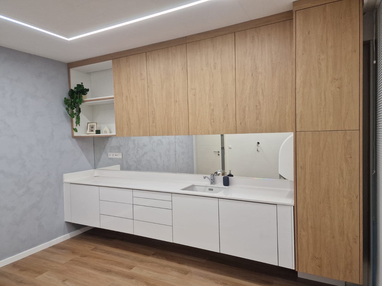 Lavatório de casa de banho por medida em lacado branco e carvalho com nicho