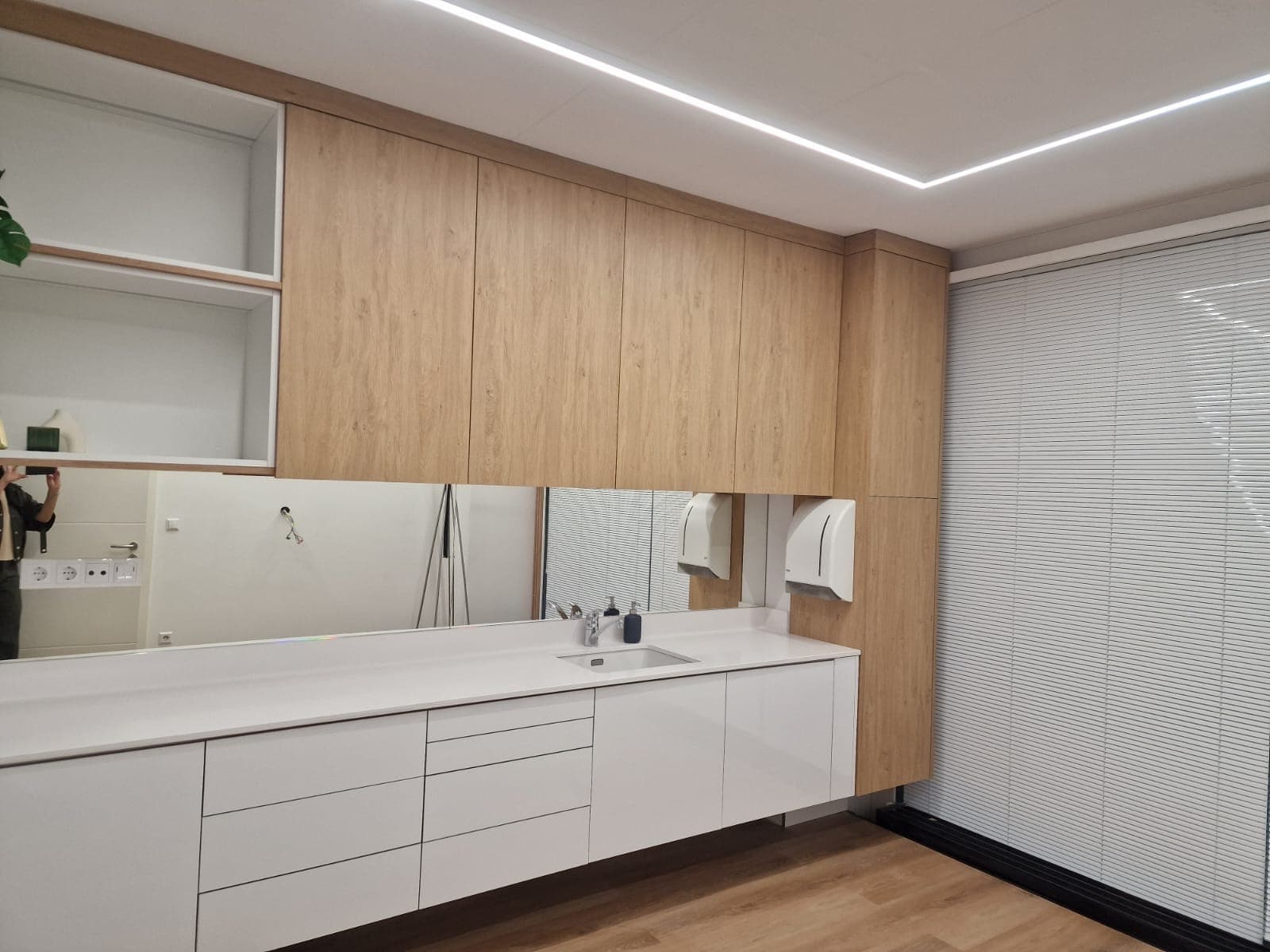 Móvel de casa de banho com armários altos em carvalho e base em lacado branco